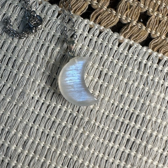 Blue Flash Moon Shaped Moonstone Pendant Necklace on Silver 925 Box Chain - Picture 9 of 14